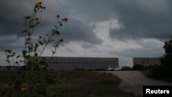 Một nhân viên tuần tra biên giới gác tại lỗ hổng ở hàng rào biên giới giữa Mỹ và Mexico ở khu vực Thung lũng Rio Grande, gần McAllen, Texas, Mỹ, ngày 5 tháng 4, 2018.