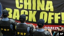 Người Philippines biểu tình chống Trung Quốc bên ngoài Lãnh sự quán Trung Quốc tại khu tài chính của thành phố Makati, phía đông Manila.