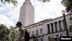 在美国德克萨斯大学奥斯汀分校,有学生走过钟楼(资料照)