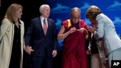 达赖喇嘛被授予兰托斯人权奖,左一是美国国际宗教自由委员会主席卡特里娜•兰托斯•斯维特