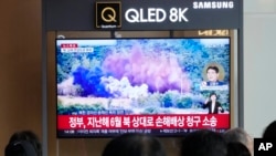 韩国首尔火车站的新闻节目中,电视荧幕报导朝鲜炸毁了韩朝公路北侧的部分地区。(美联社:2024年10月15日)