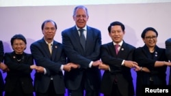 资料照:俄罗斯外长拉夫罗夫在马尼拉与东盟国家外长手拉手。(2017年8月6日)