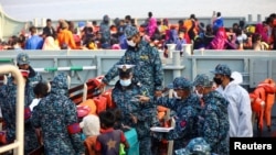 资料照片:罗兴亚人在登船前往孟加拉国吉大港的藤加查尔岛前接受孟加拉国海军人员的检查。(2020年12月29日)
