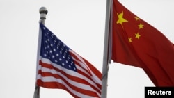 美中国旗在一家美国公司驻北京的办公楼外飘扬。（2021年1月21日）