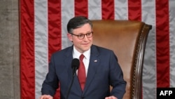 第119届美国国会星期五(1月3日)正式展开议期并宣誓就职,共和党联邦众议员迈克·约翰逊(Mike Johnson)顺利赢得议长职位。