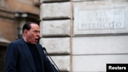 Cựu Thủ tướng Silvio Berlusconi phát biểu trong một cuộc mít tinh phản đối cáo buộc rằng ông trốn thuế (ảnh tư liệu, ngày 4/8/2013).