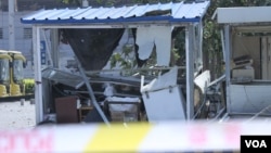 天津爆炸事故现场,核心爆炸区周围多座居民楼窗户被震碎,高速公路桥梁受损,多辆大货车被炸翻,小汽车起火或被砸,多名当地居民仍逗留在事故现场。(美国之音记者东方拍摄)