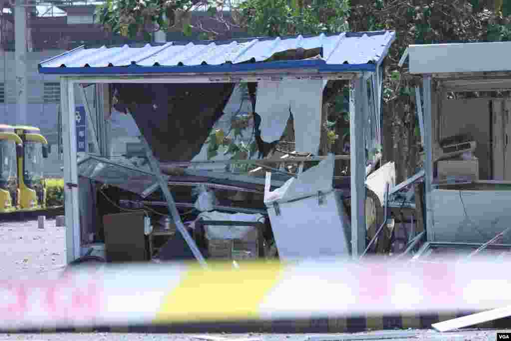 天津爆炸事故现场,核心爆炸区周围多座居民楼窗户被震碎,高速公路桥梁受损,多辆大货车被炸翻,小汽车起火或被砸,多名当地居民仍逗留在事故现场。(美国之音记者东方拍摄)