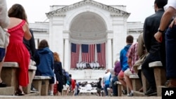 川普总统在阿灵顿国家公墓发表讲话。(2018年5月28日)