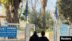 Para perempuan memasuki Pusat Kesehatan Badan Bantuan dan Pekerjaan Perserikatan Bangsa-Bangsa untuk Pengungsi Palestina di Timur Dekat (UNRWA) di Kota Tua Yerusalem, 27 Januari 2025. (Sinan Abu Maizer/REUTERS)