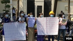 缅甸民众在中国驻缅甸大使馆外面抗议(美国之音缅甸语组提供)