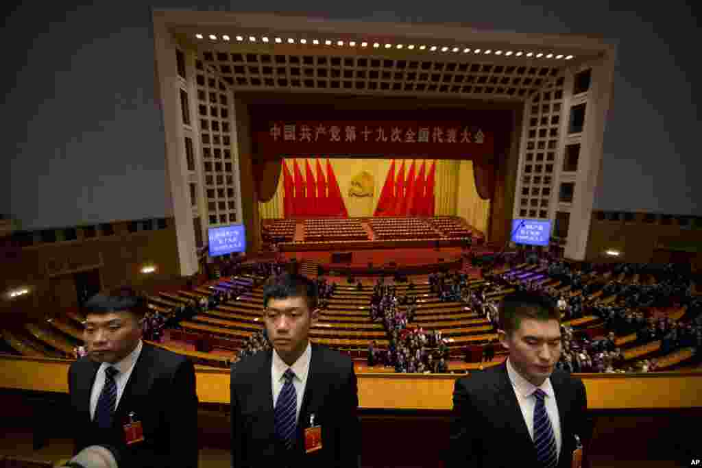 在北京人大会堂举行的中共19大开幕式结束后,楼上的三位警卫人员(2017年10月18日)。