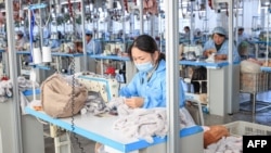 中国江苏省连云港市一家玩具厂工人正在制作出口的毛绒玩具泰迪熊。(2024年11月22日)