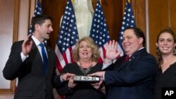 众议院院长瑞安在一次模拟的宣誓就职仪式上,为来自德州的法伦索德主持宣读众议员就职誓词。(2017年1月3日)