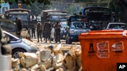 资料照片:仰光街头的军人。(2021年3月12日)