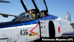 资料照:日本前首相菅义伟在东京附近的入间基地坐在日本航空自卫队的一架F-4EJ Kai战机驾驶舱内。 (2020年11月28日)