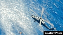 直升飞机悬吊伤患和救援者(美国空军提供)