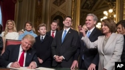 川普总统在国会领袖和家人的陪同下在国会大厦总统厅将内阁人员的任命正式签署成为法律(2017年1月20日)