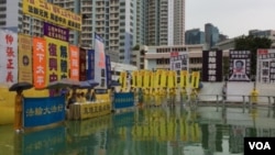 法轮功和反法轮功组织标语针锋相对 (美国之音记者申华拍摄)