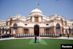 2024年10月7日,马尔代夫总统穆伊祖在新德里海得拉巴宫与印度总理莫迪握手。