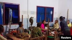 阿速坡省水电站大坝倒塌后,受灾村民撤离到临时避难所,老挝,7月24日,2018。