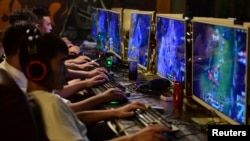 中国安徽省阜阳的一家网吧内年轻人在玩电子游戏。(2018年8月20日)