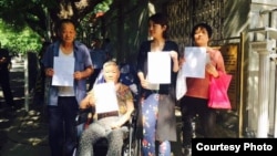 2017年6月1日,王全璋的妻子李文足(右二)和他父母、姐姐在中国最高法院陈情被拦阻。(李文足提供图片)