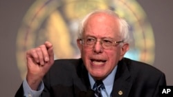 美国民主党总统参选人伯尼·桑德斯在华盛顿的乔治城大学就“民主社会主义”的含义和其它话题发表讲话。(2015年11月19日)