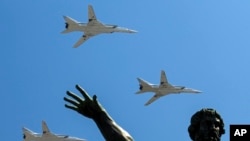 Під час ракетного обстрілу цивільної інфраструктури України 9 березня 2023 року, Росія використовувала Ту-22М для пусків крилатих ракет Х-22. На фото російські далекі бомбардувальники Ту-22М-3 під час параду до Дня Перемоги в Москві, Росія, 9 травня 2016 року. (Фото AP)