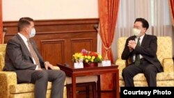 台湾外长吴钊燮(右)9月18日在台北宾馆会晤到访的美国副国务卿克拉奇。(照片来源:台湾外交部)