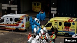 香港理工大学的抗议者在接受医疗后离开校园。(2019年11月19日)