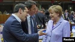 Thủ tướng Hy Lạp Alexis Tsipras (trái) trao đổi với Thủ tướng Đức Angela Merkel (phải) tại Brussels, Bỉ, hôm 25/6.