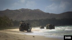 2015年5月19日,在美军太平洋司令部两栖领导人研讨会期间,美国海军陆战队的两栖突击车行进在滩头。(美国军方图片)