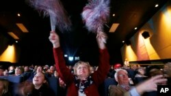 美国亚利桑那州民众2018年1月30日为总统国情咨文喝彩(美联社)