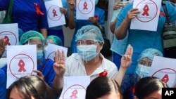 缅甸仰光教育大学的教师们在仰光集会,抗议军方发动政变(2021年2月5日)