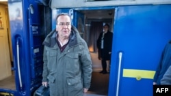 德国防长鲍里斯·皮斯托留斯搭乘火車抵達基輔,將商討軍援事宜。(法新社:2025年1月14日)