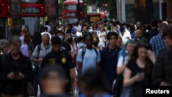 资料照片:人们走在伦敦的牛津街上。 (2021年7月26日)