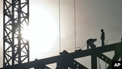中国工人在建筑工地上焊接(2011年12月1号资料照)