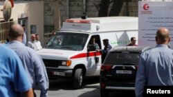 Xe cứu thương đưa thi thể của nhà văn Nahed Hattar đến một cơ sở y tế sau khi ông bị bắn chết ở Amman, Jordan, ngày 25 tháng 9 năm 2016.