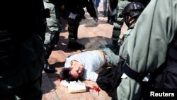 香港防暴警察在香港岛中心地区拘捕反政府示威者。(2019年11月13日)