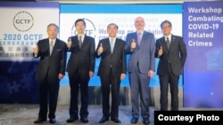 台湾法务部长蔡请祥(左三)、外交部政务次长田中光(左一)、法务部调查局长吕文忠(左二)、美国在台协会台北办事处副处长谷立言(右二)和日本台湾交流协会副代表横地晃(右一)10月28日在台北合影。(图片来源:台湾外交部网站)