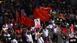 缅甸抗议者们星期三在仰光举行反对军政府的大规模示威活动。(2021年2月17日)