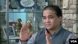 中国知名维吾尔学者伊力哈木案在新疆乌鲁木齐中级人民法院审理,受到国际社会关注,中国当局如临大敌,排除大批警察在法院门外站岗。