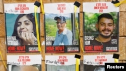 刘易斯·黑尔(Louis Hare,中)出现在一幅被哈马斯绑架的以色列人质告示中。黑尔在2024年2月12日以色列一次突袭行动中获救。(路透社)