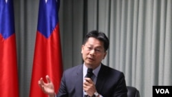 台湾外交部发言人李宪章2018年4月26日回答记者提问(美国之音记者杨明拍摄)