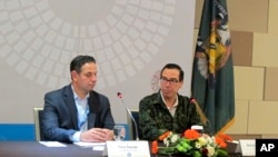 姆努钦(右)2018年10月13日在印尼巴厘岛见记者(美联社)