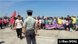 台湾高雄一批儿童2017年7月13日与军人近距离接触(美国之音黎堡摄)