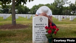 威弗利·伍德森的遗孀乔安在阿灵顿国家公墓的伍德森墓地悼念丈夫。(照片由琳达·赫维乌提供)