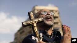 Người biểu tình Ai Cập cầm thánh giá và kinh Koran tại Quảng trường Tahrir.