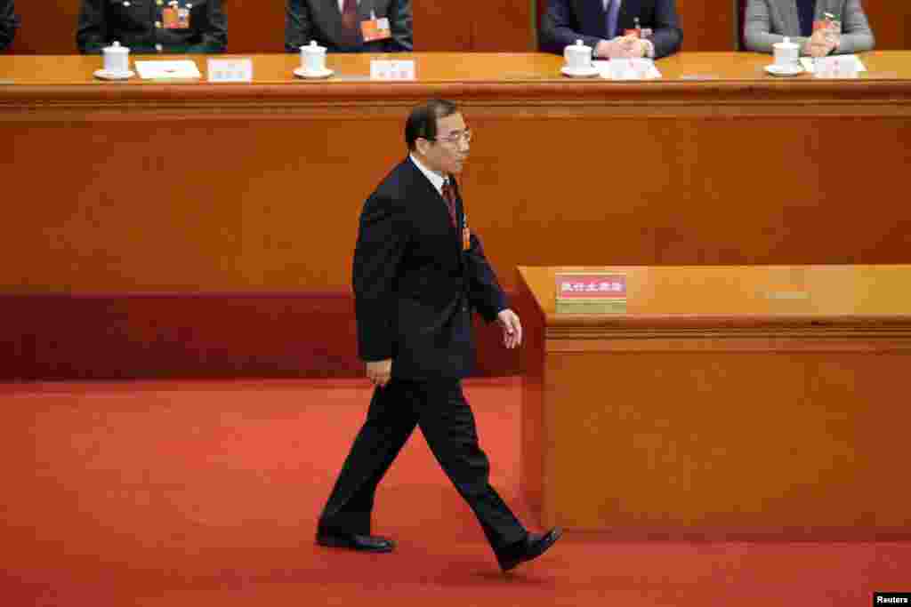 2018年3月18日,新当选的中国国家监察委员会主任杨晓渡在全国人民代表大会第六次全体会议上上台宣誓就职。国监委是与国务院、人大、政协、最高法、最高检并列的机构。国监委的监管范围大于中纪委,但政治局委员杨晓渡的党内地位低于中纪委书记、政治局常委赵乐际。